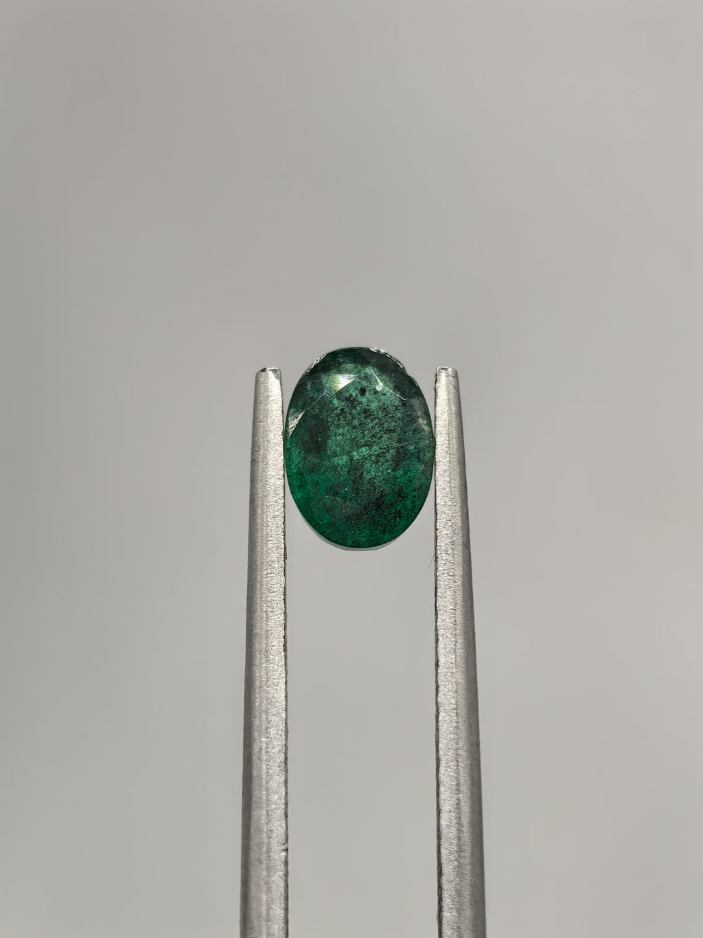 Esmeralda colombiana ovalada de 0.82ct