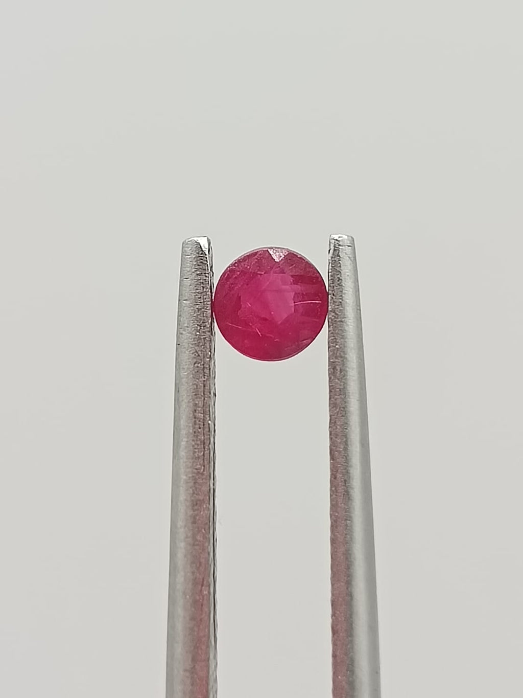 Rubí circular de 0.18ct
