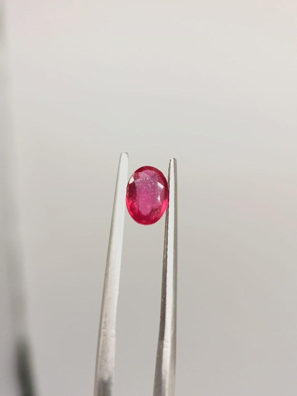 Rubí ovalado de 0.90ct