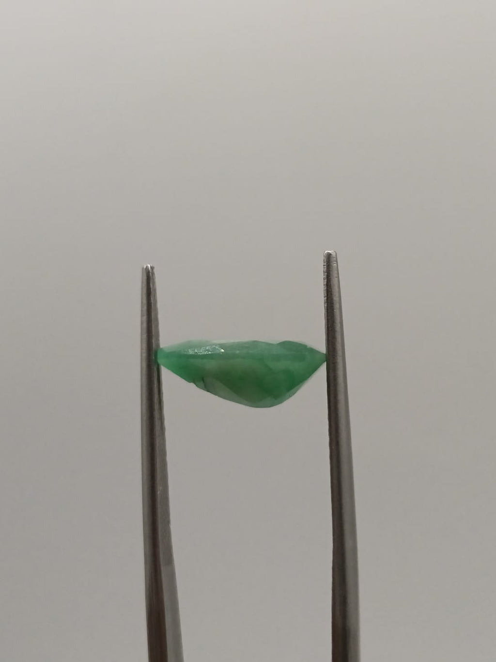 Esmeralda brasileña forma de gota de 2.04ct