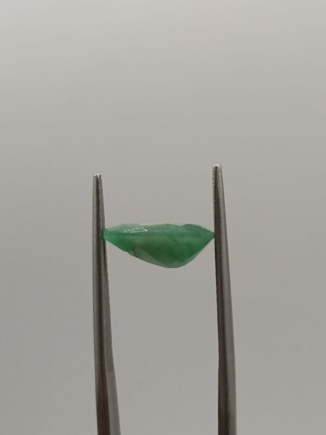 Esmeralda brasileña forma de gota de 2.04ct