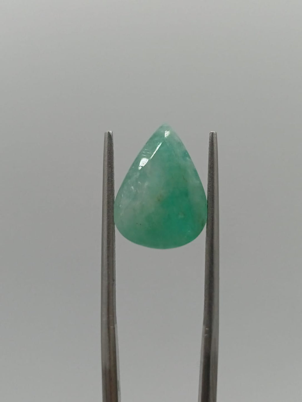 Esmeralda brasileña forma de gota de 4.71ct