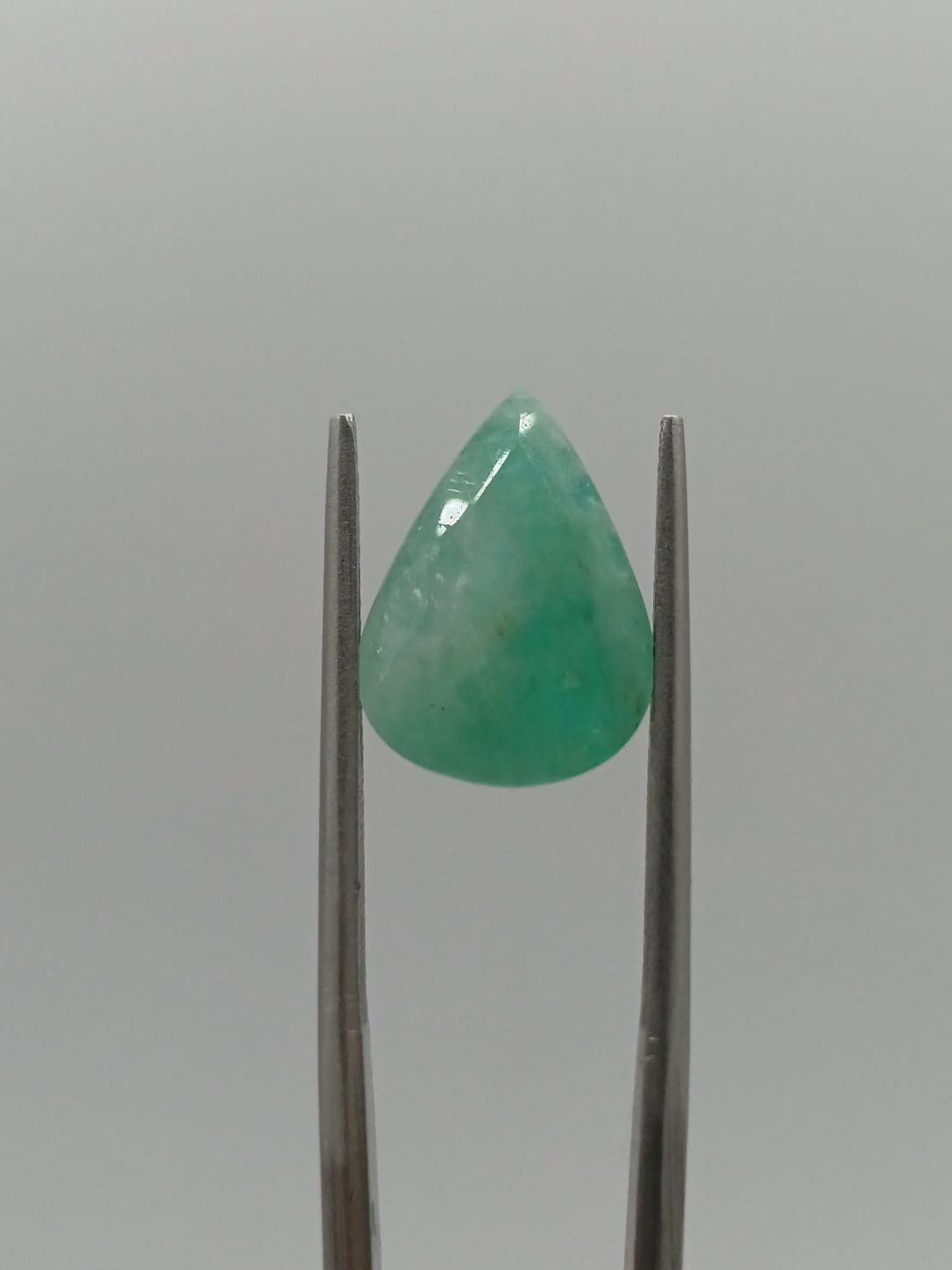 Esmeralda brasileña forma de gota de 4.71ct