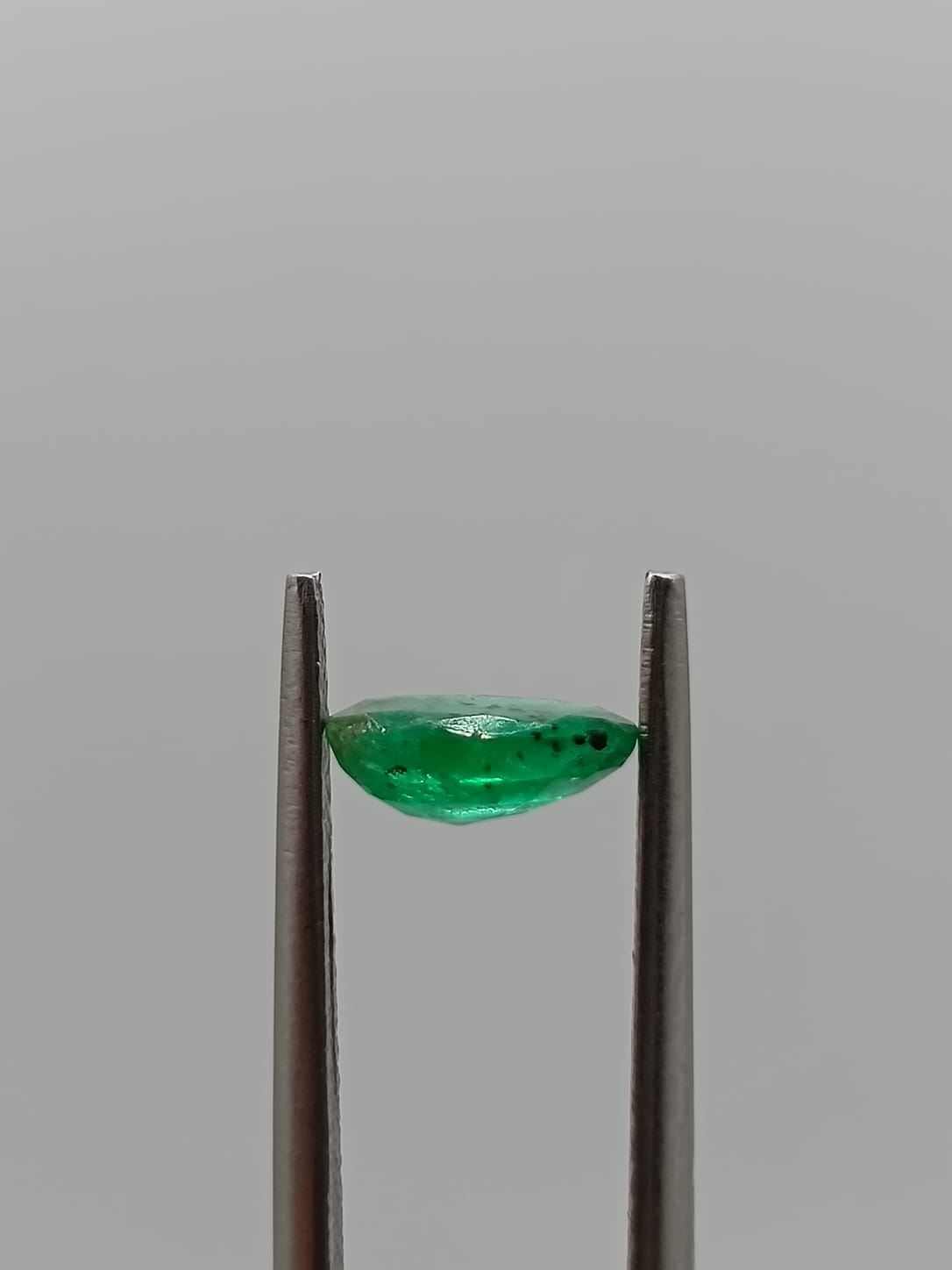 Esmeralda colombiana ovalada de 0.60ct