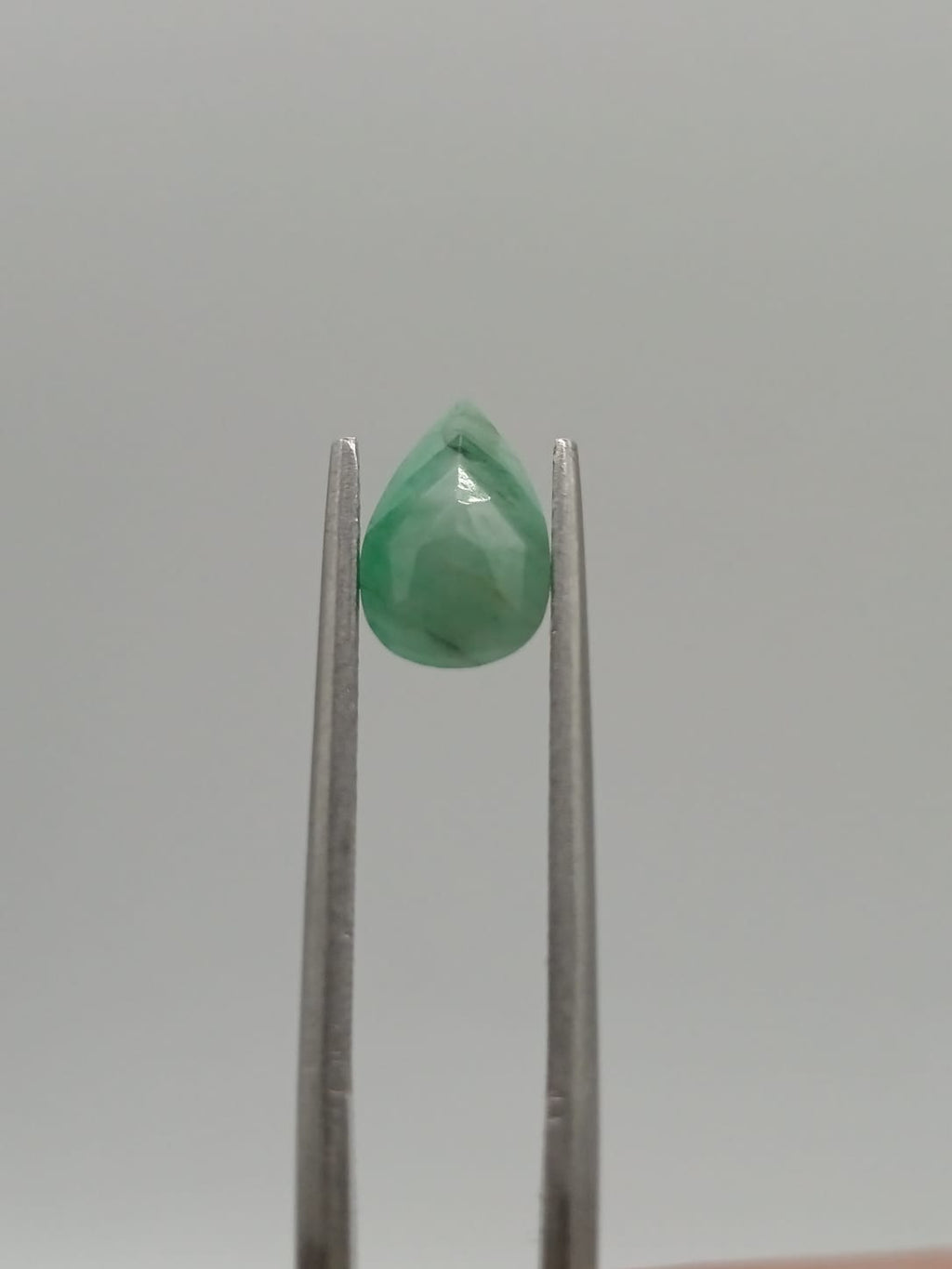 Esmeralda brasileña forma de gota de 1.43ct