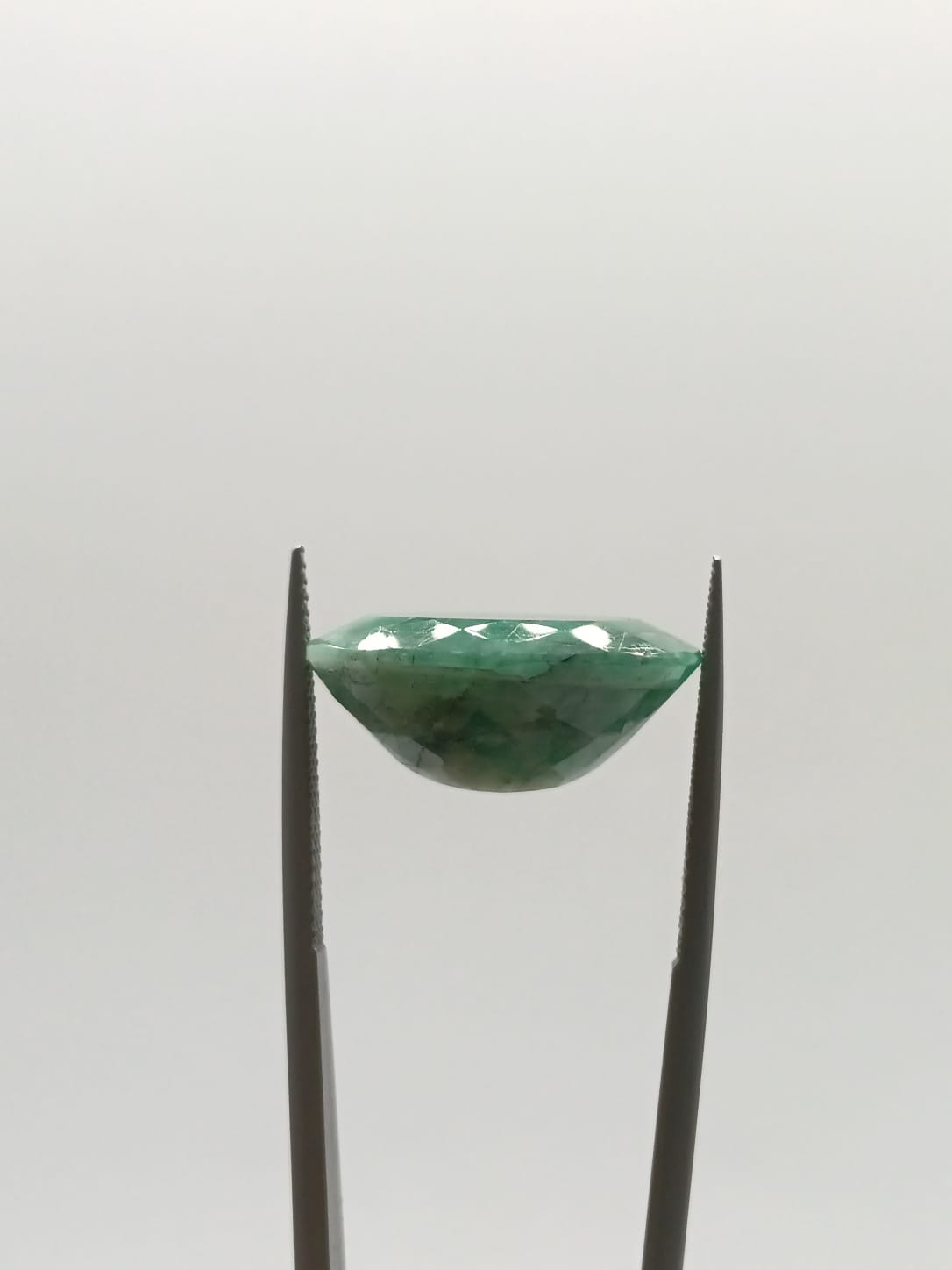 Esmeralda brasileña ovalada de 14.62ct