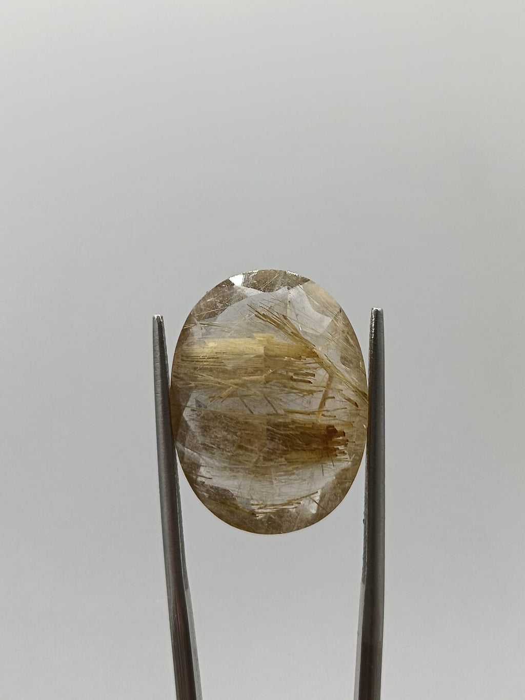 Cuarzo rutilado ovalado de 15.84ct