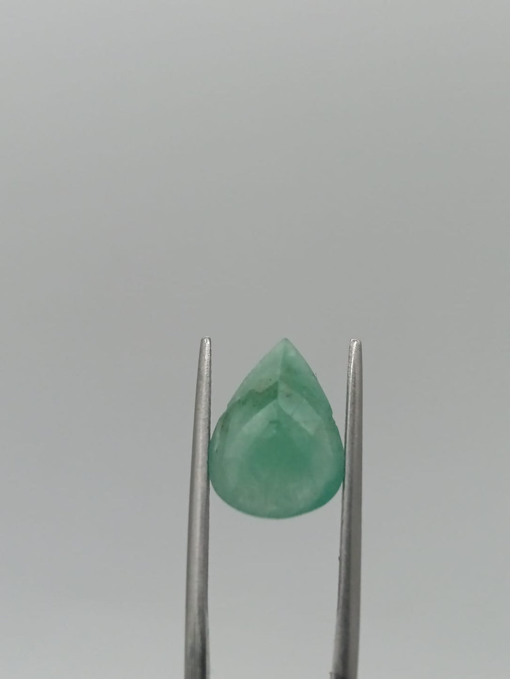 Esmeralda brasileña forma de gota de 4.49ct