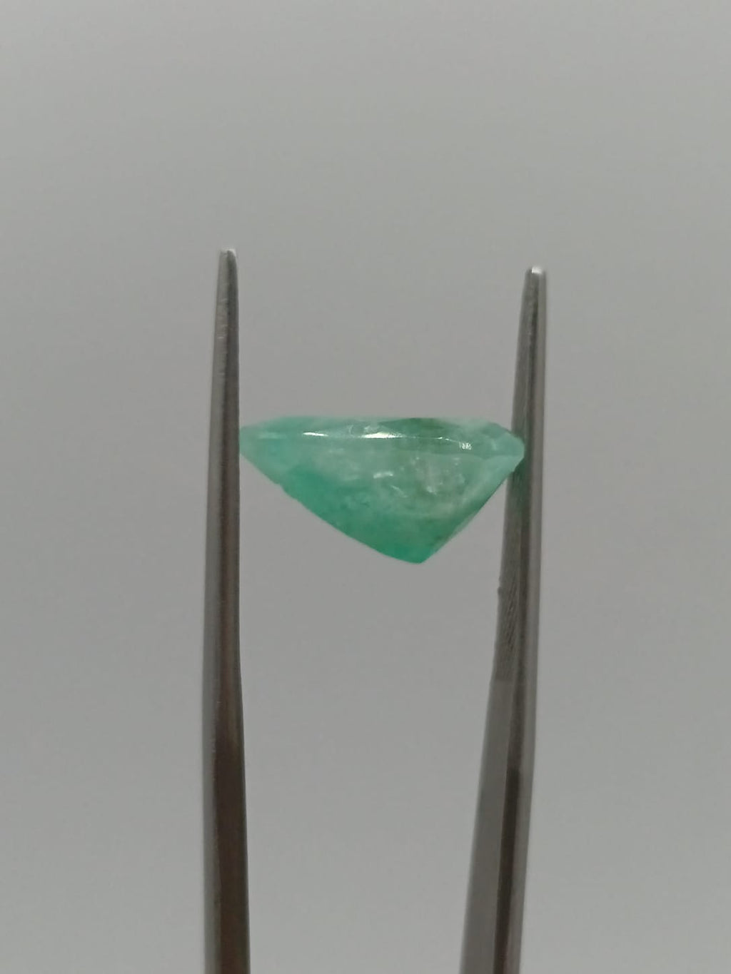 Esmeralda brasileña forma de gota de 4.71ct