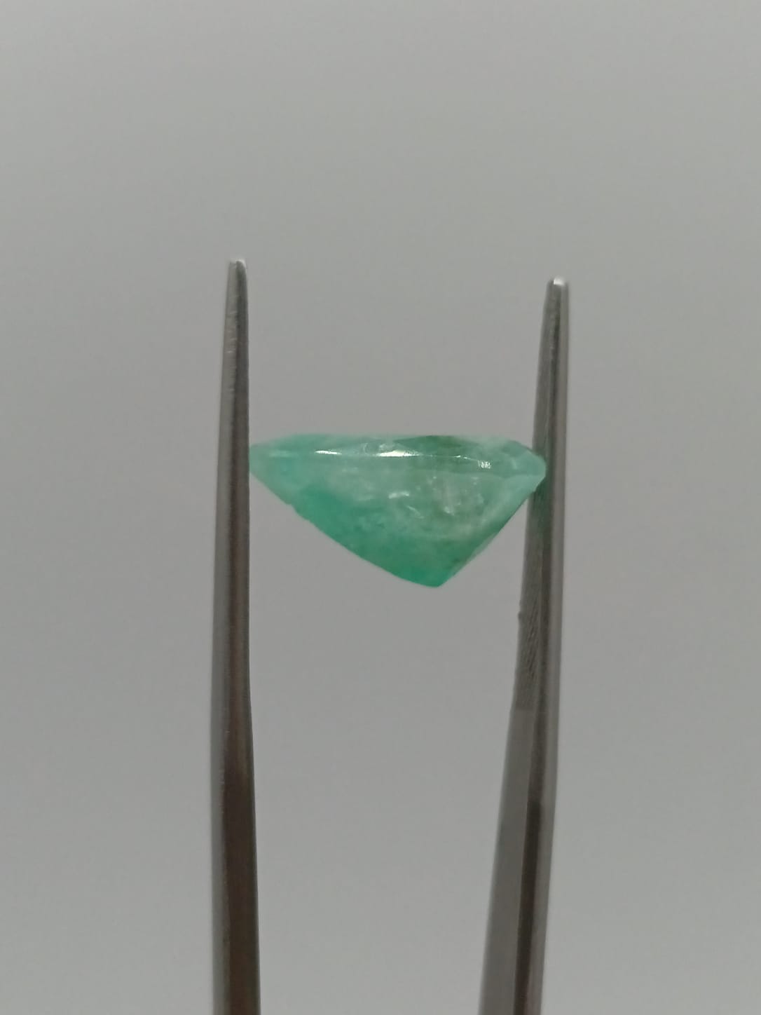 Esmeralda brasileña forma de gota de 4.71ct