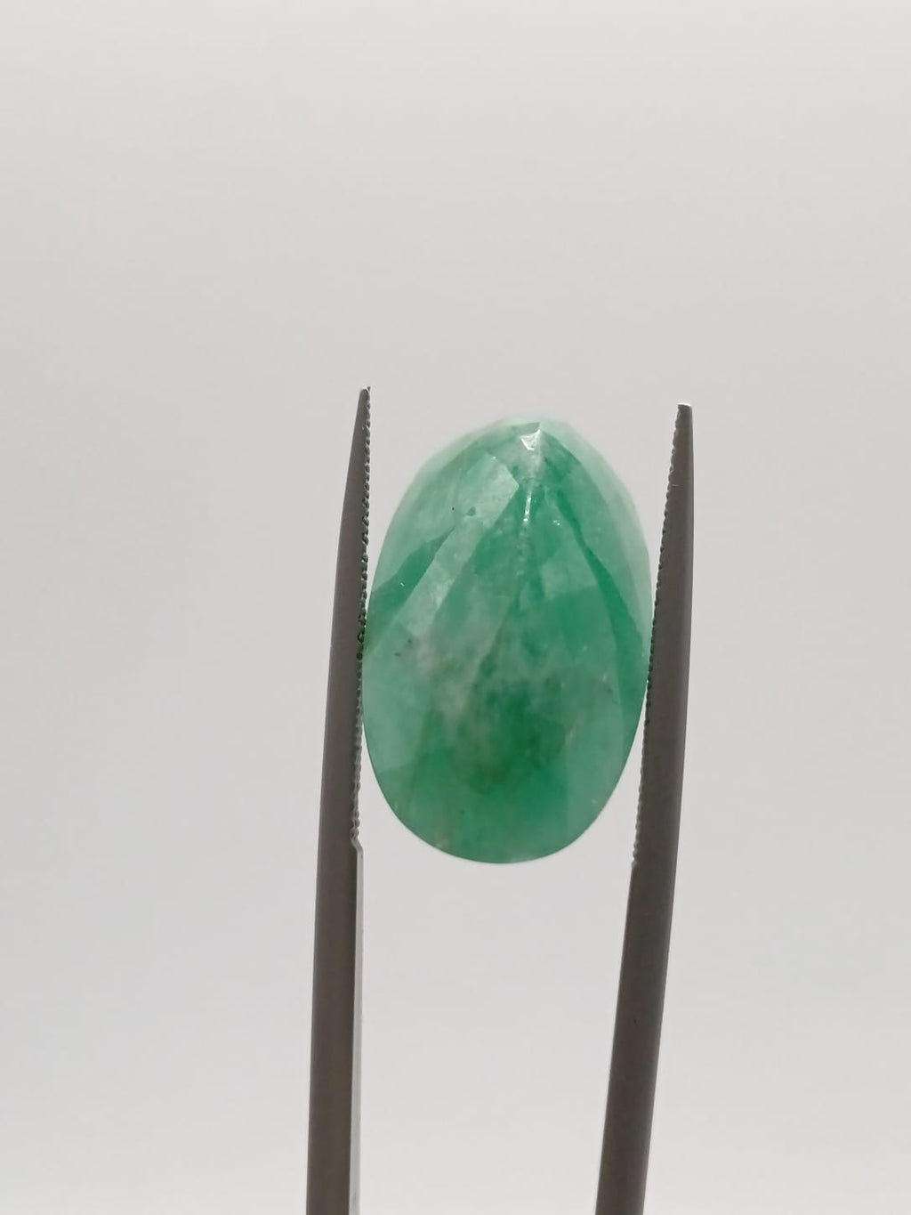 Esmeralda brasileña ovalada de 18.08ct