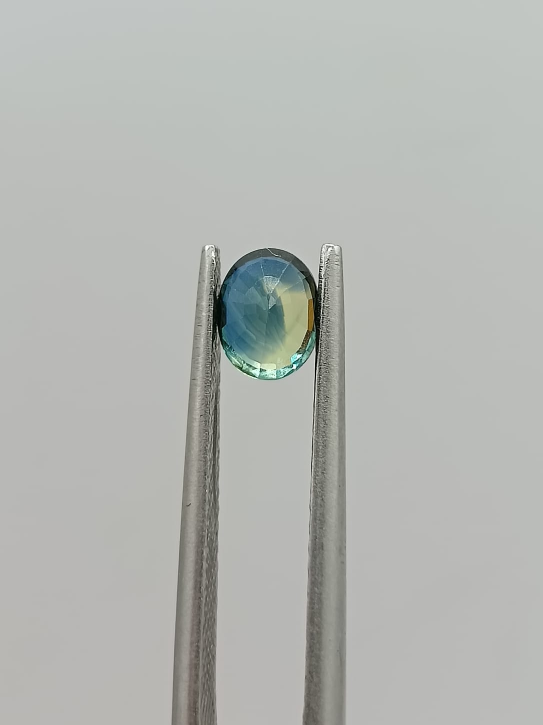 Zafiro ovalado de 0.81ct