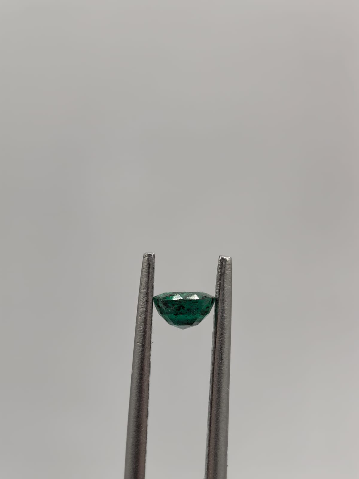 Esmeralda colombiana ovalada de 0.43ct