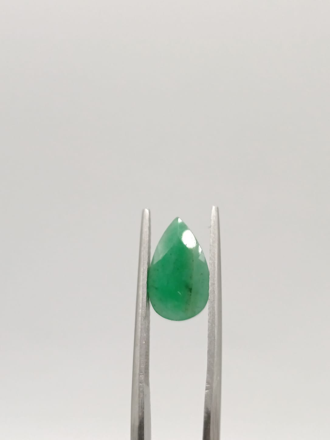 Esmeralda brasileña forma de gota 1.96ct