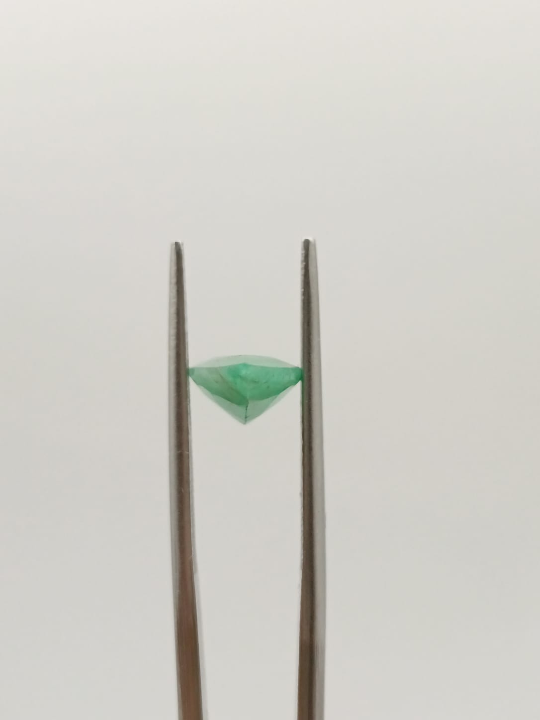 Esmeralda brasileña forma de gota 1.96ct