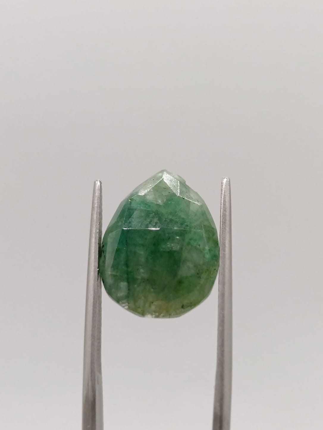 Esmeralda brasileña forma de gota de 9.12ct
