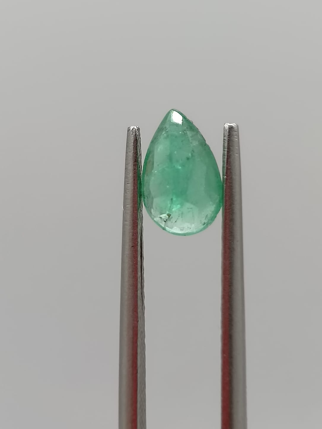 Esmeralda colombiana forma de gota de 0.88ct