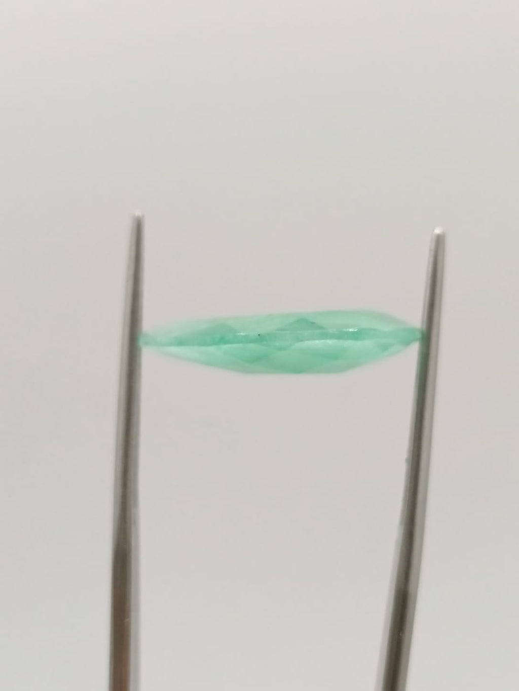 Esmeralda brasileña forma de gota de 8.32ct