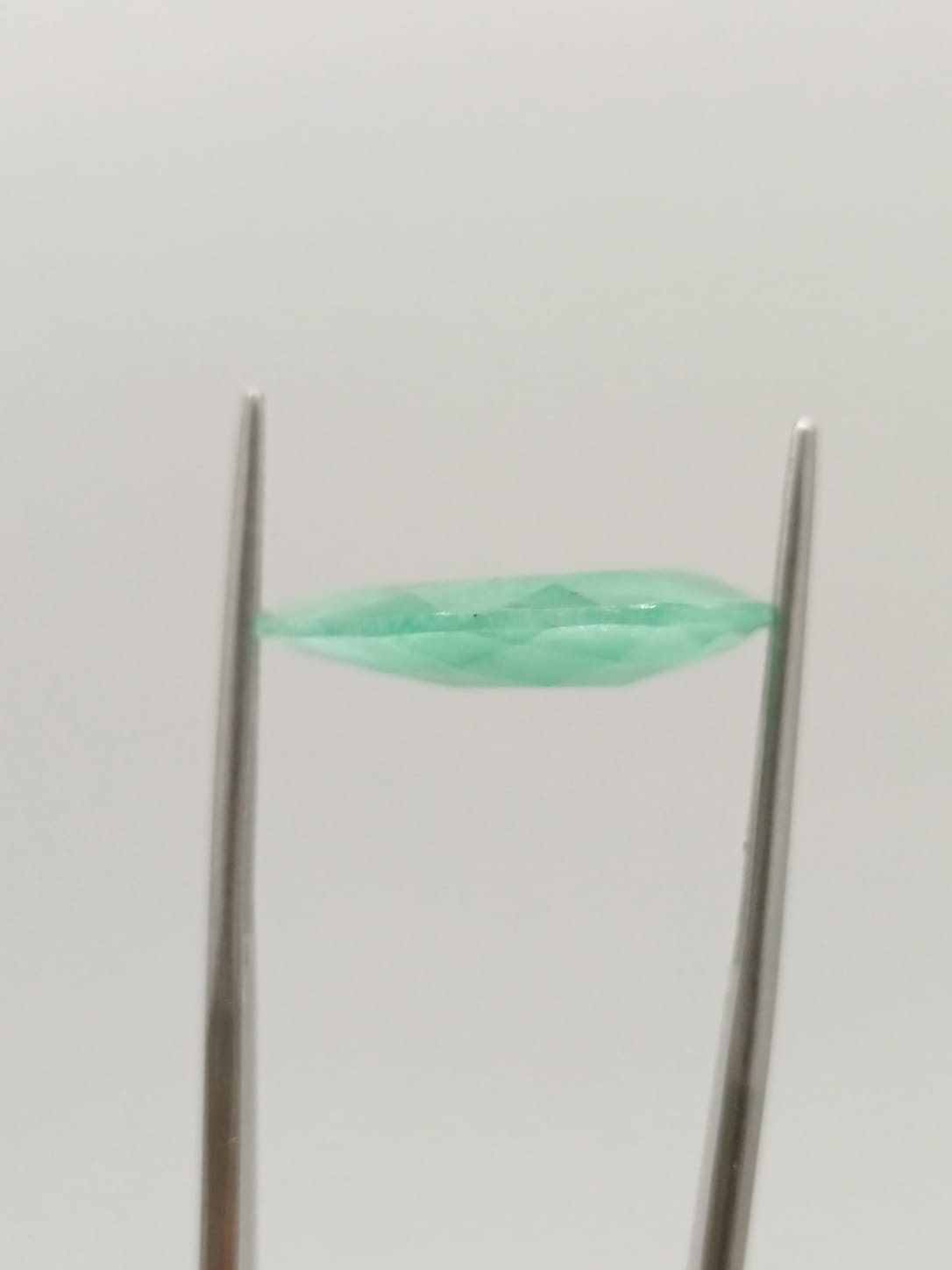 Esmeralda brasileña forma de gota de 8.32ct