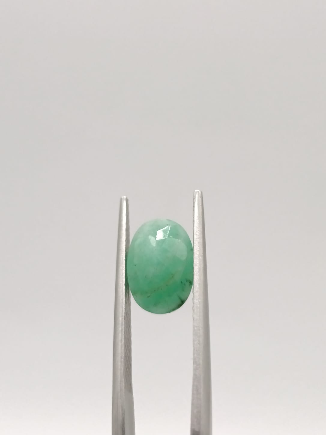 Esmeralda brasileña ovalada de 1.90ct