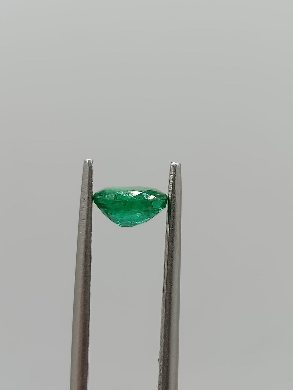 Esmeralda colombiana ovalada de 0.64ct
