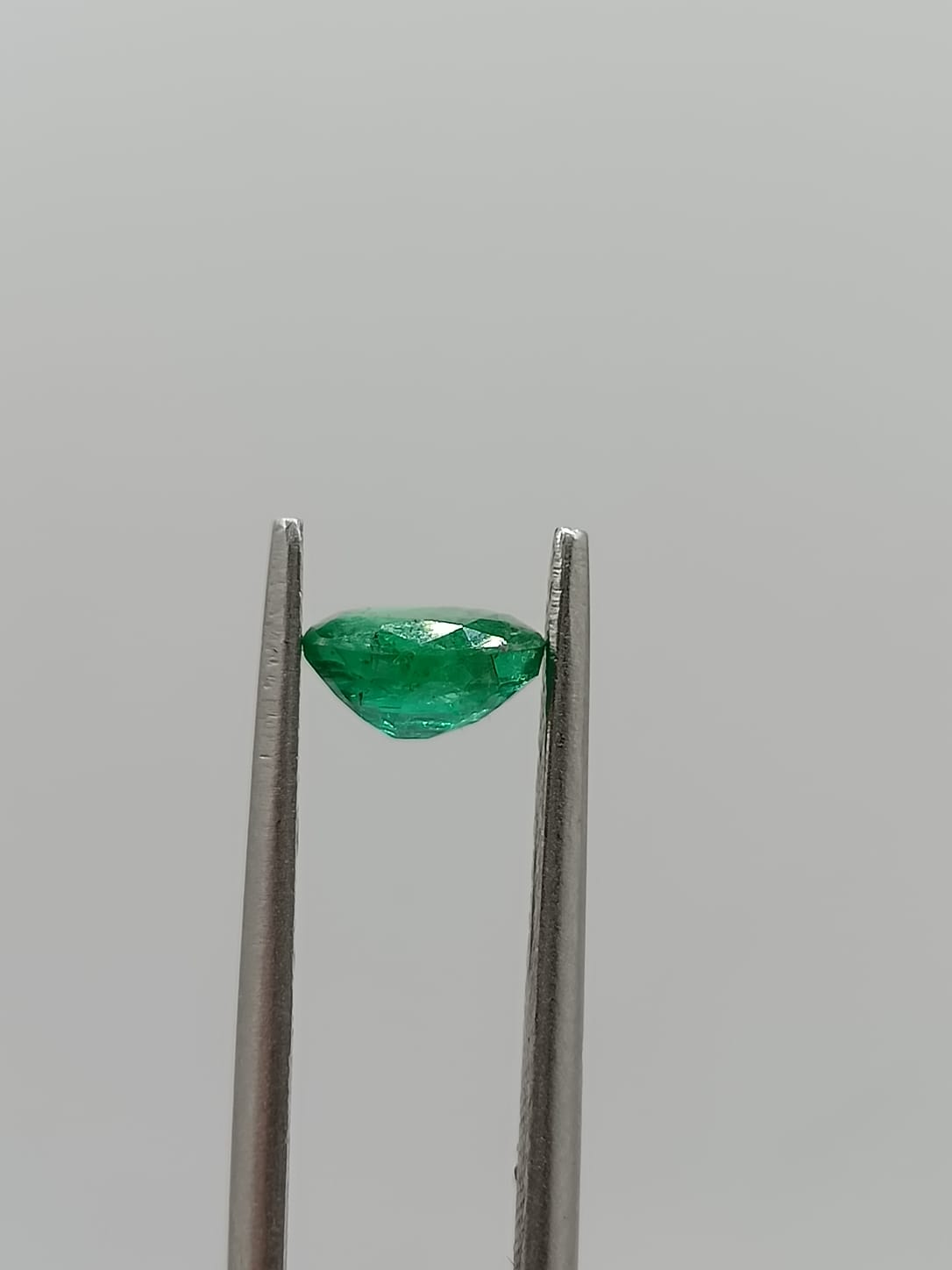 Esmeralda colombiana ovalada de 0.64ct
