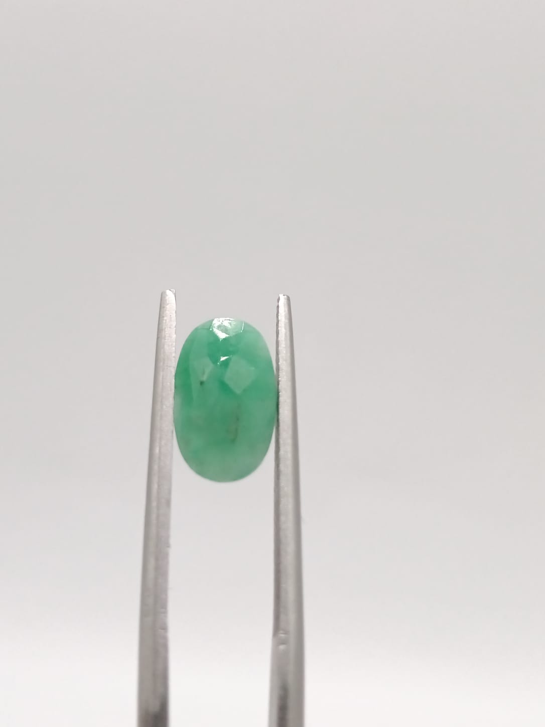 Esmeralda brasileña ovalada de 1.39ct