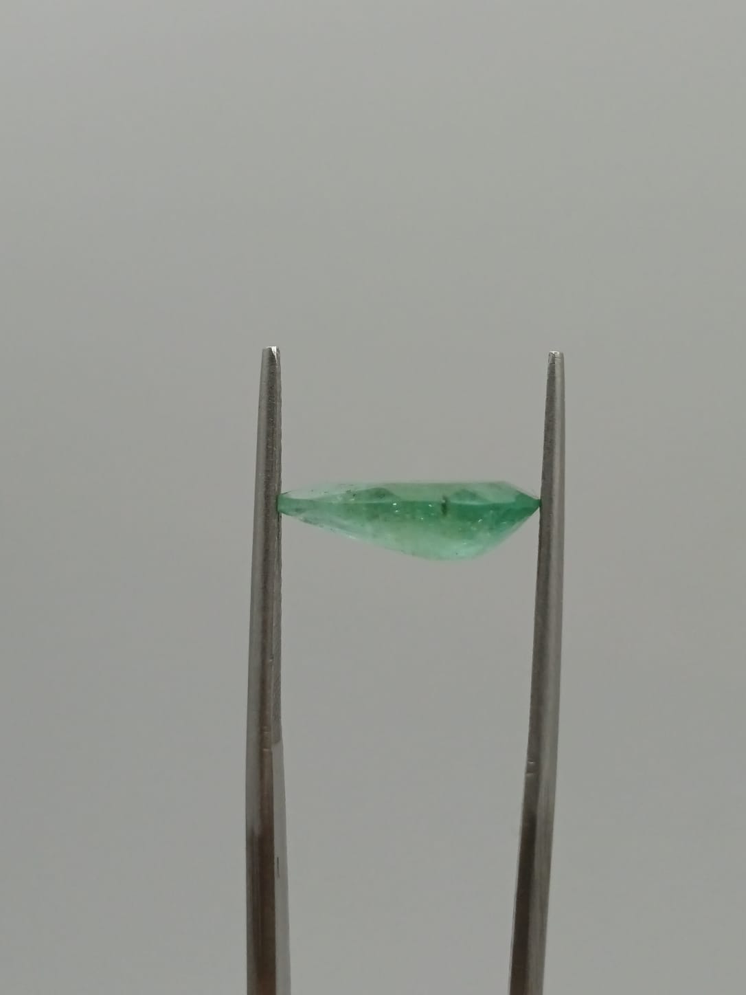 Esmeralda brasileña forma de gota de 2.31ct
