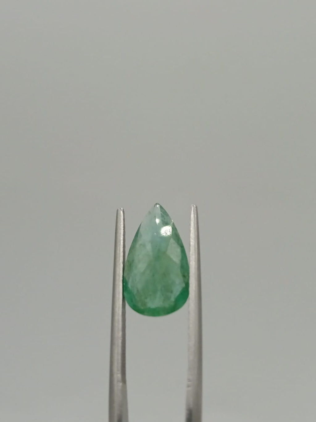 Esmeralda brasileña forma de gota de 2.31ct