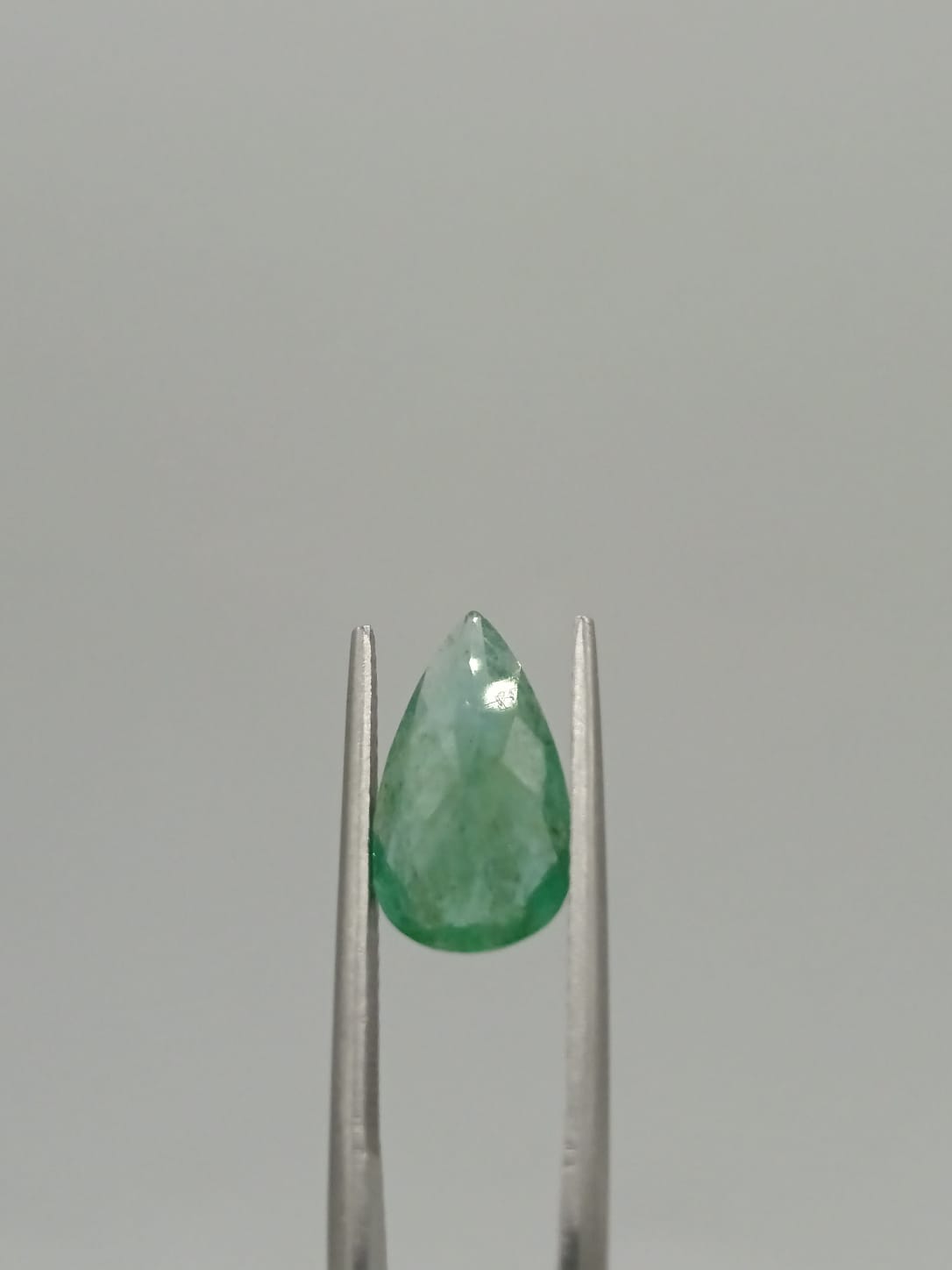 Esmeralda brasileña forma de gota de 2.31ct