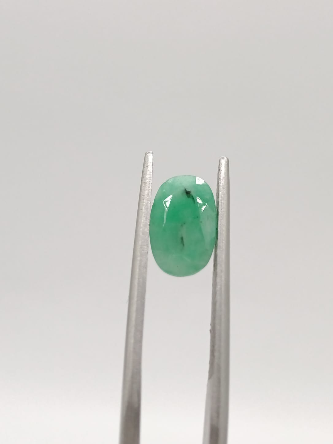 Esmeralda brasileña ovalada de 1.39ct