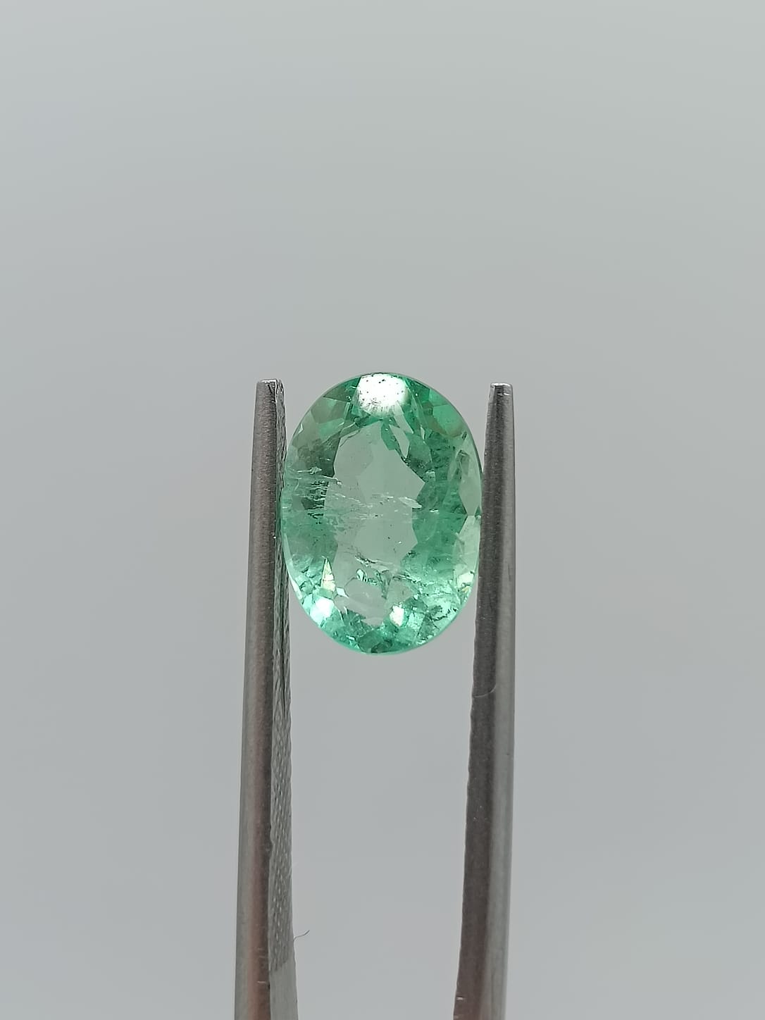 Esmeralda colombiana ovalada de 0.79ct