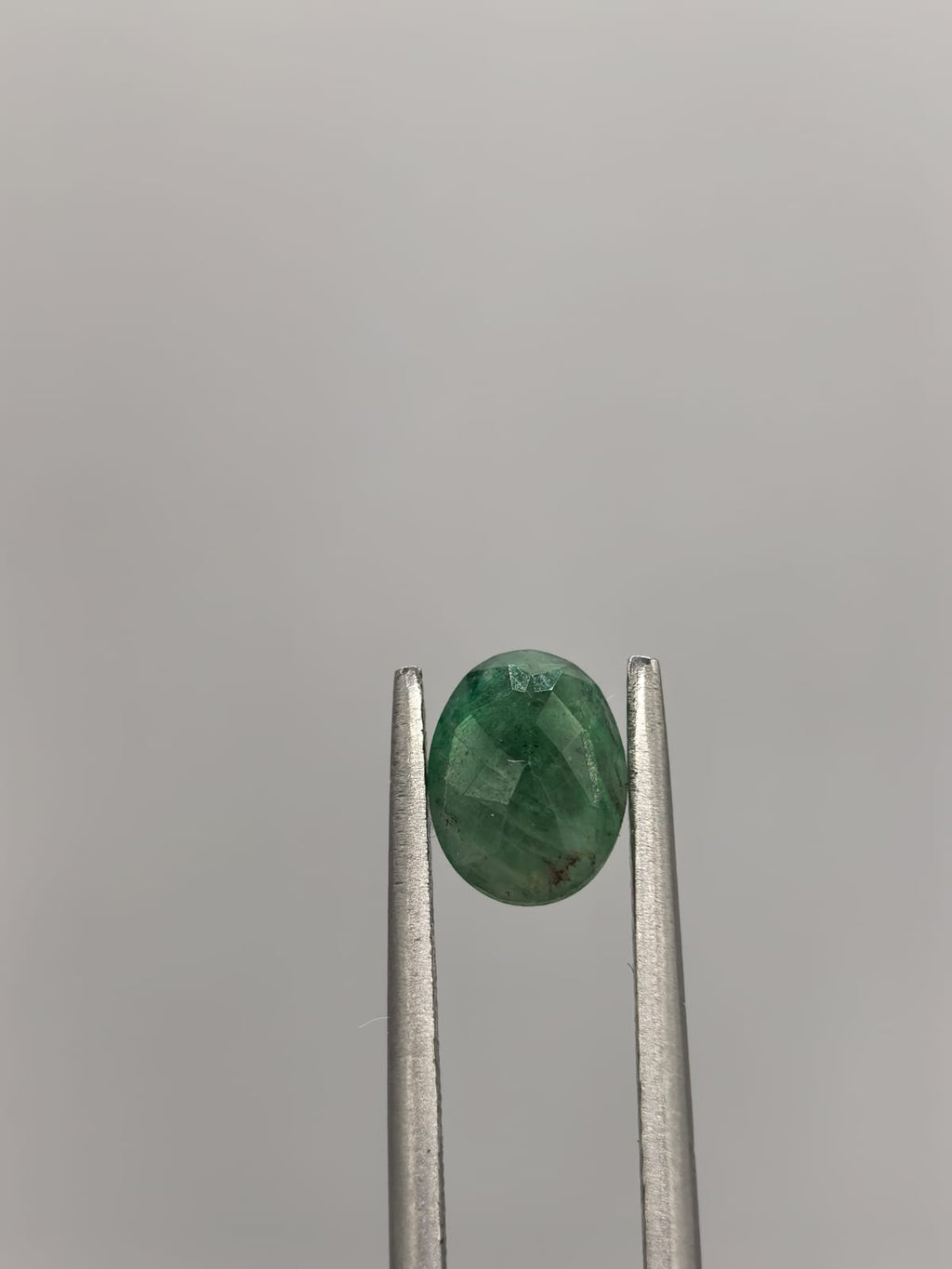 Esmeralda colombiana ovalada de 0.80ct