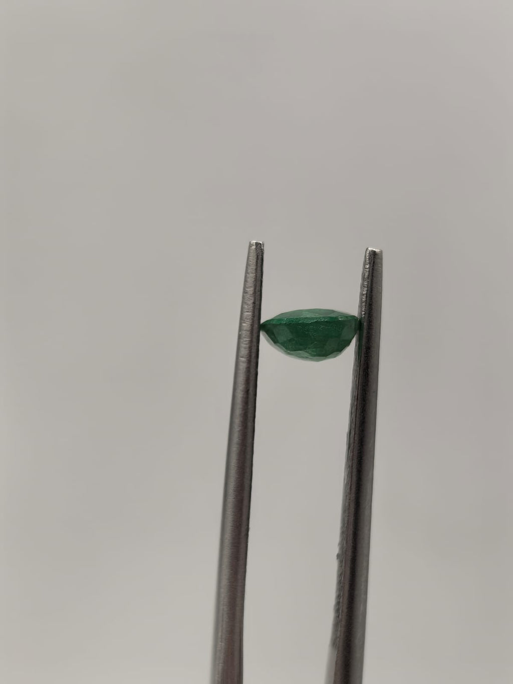 Esmeralda colombiana ovalada de 0.65ct