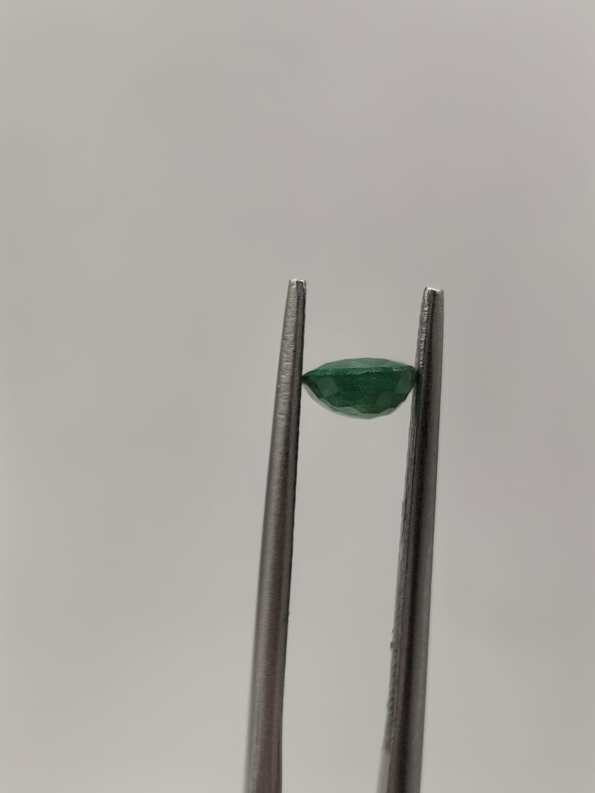 Esmeralda colombiana ovalada de 0.65ct