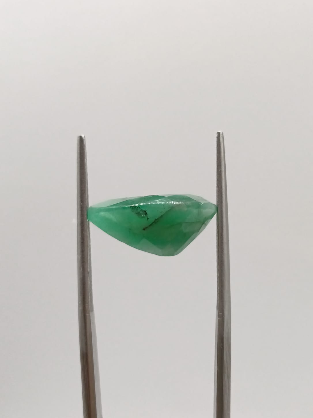 Esmeralda brasileña forma de gota de 5.56ct