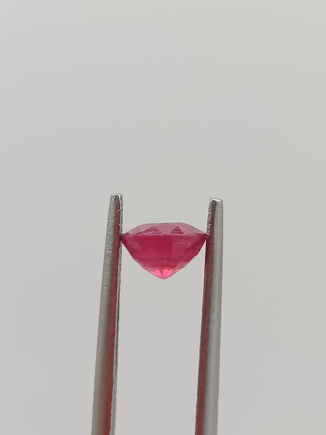 Rubí circular de 0.68ct