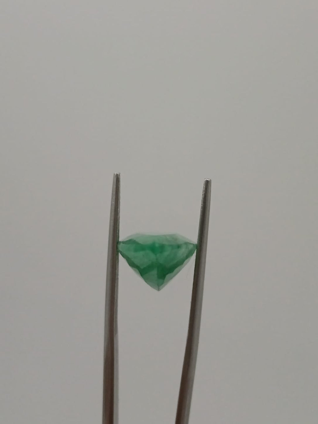 Esmeralda brasileña forma de gota de 7.07ct