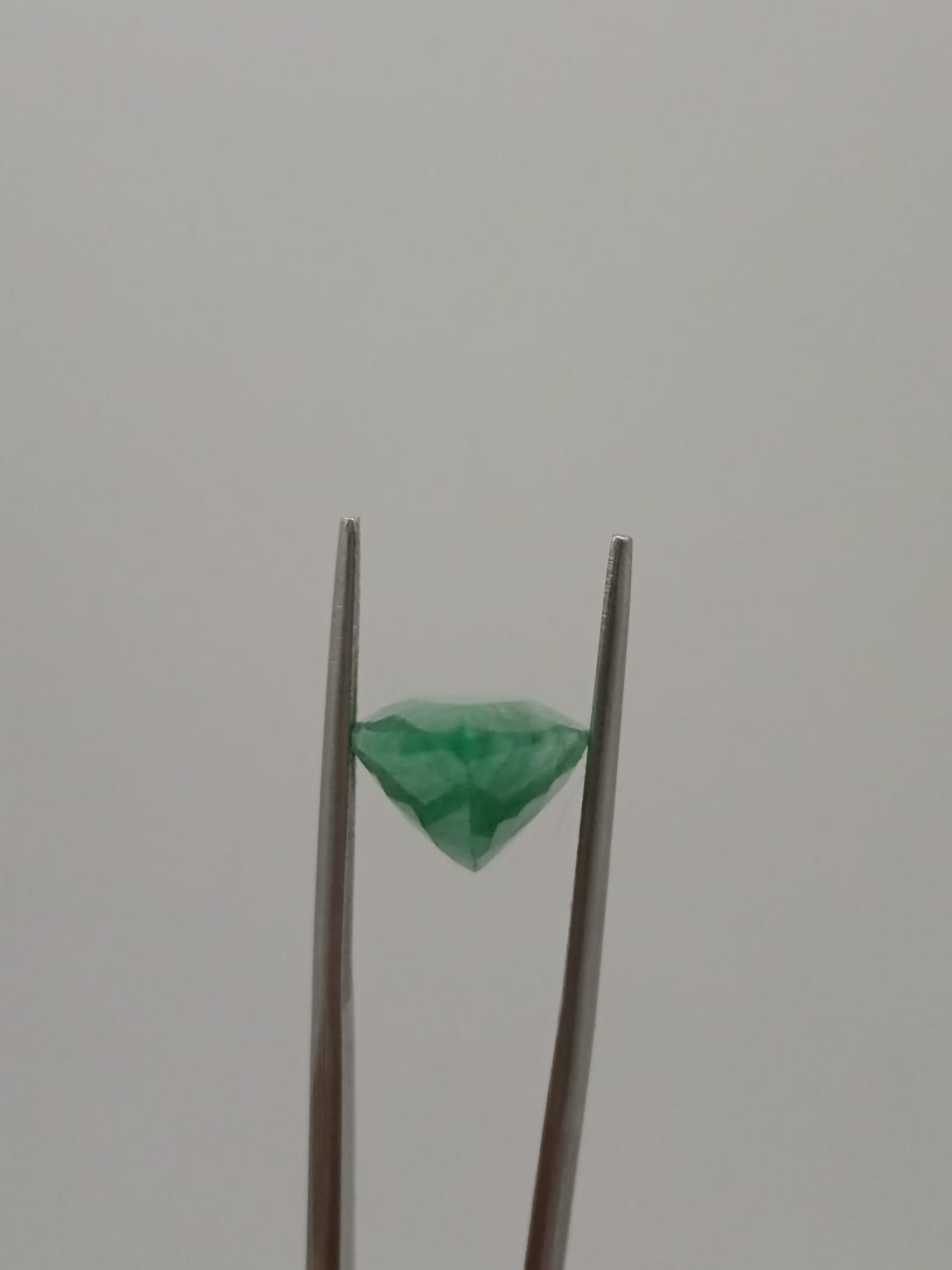 Esmeralda brasileña forma de gota de 7.07ct