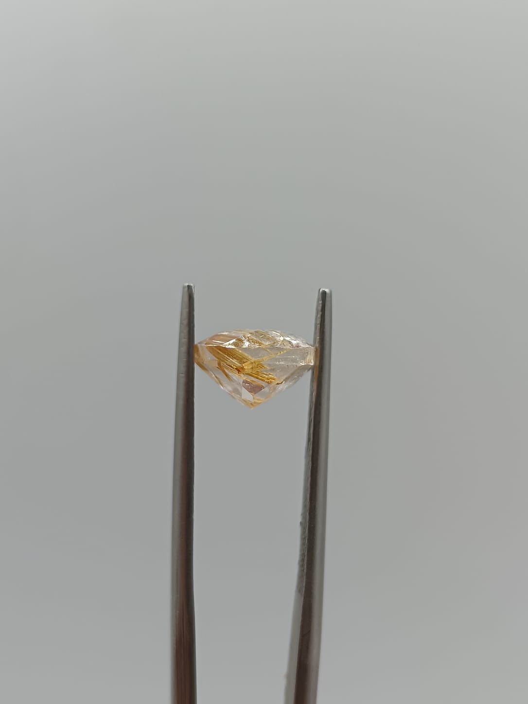 Cuarzo rutilado ovalado de 3.38ct