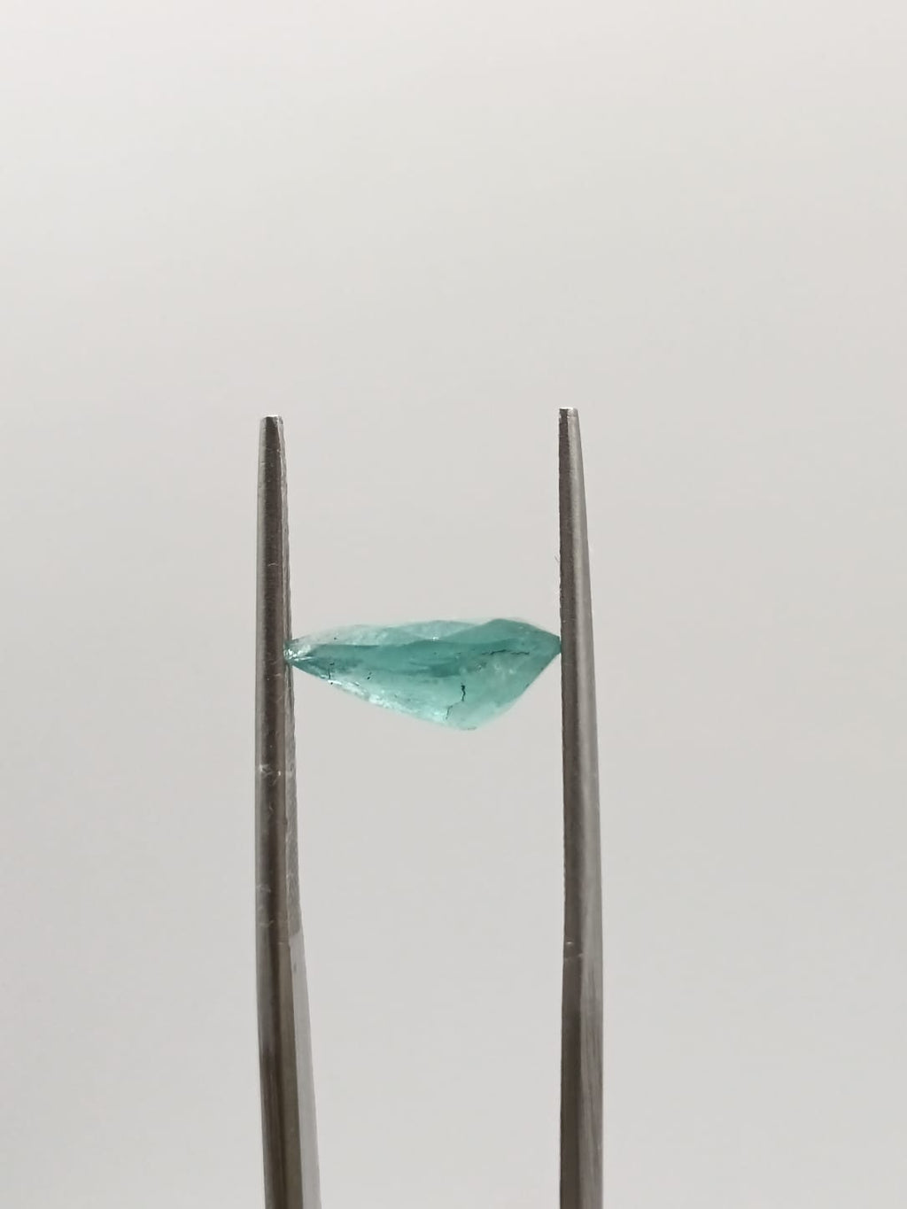 Esmeralda brasileña forma de gota de 1.88ct
