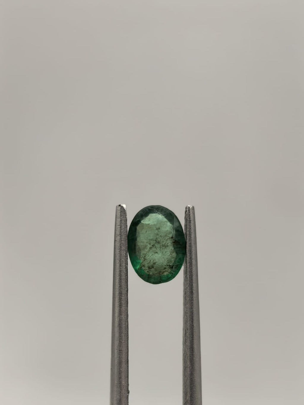 Esmeralda colombiana ovalada de 0.65ct
