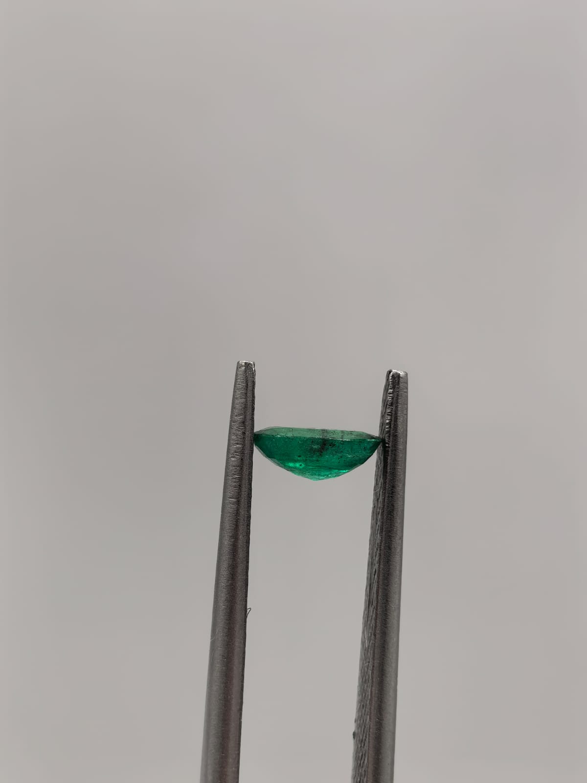 Esmeralda colombiana ovalada de 0.32ct