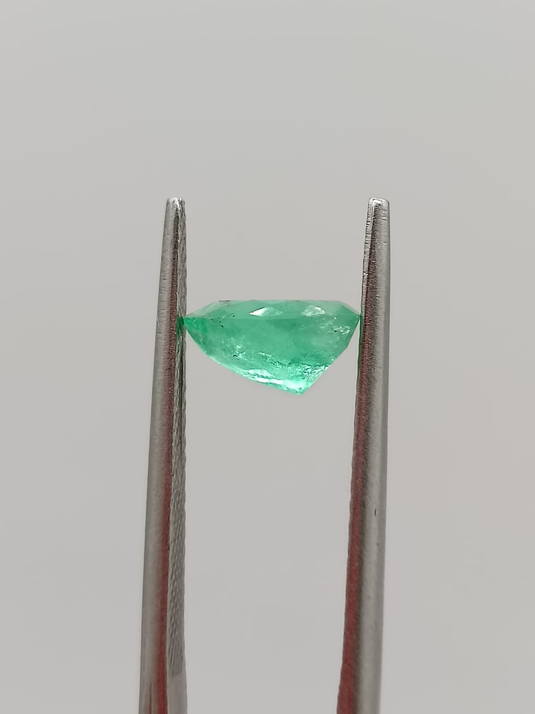 Esmeralda colombiana forma de gota de 0.88ct