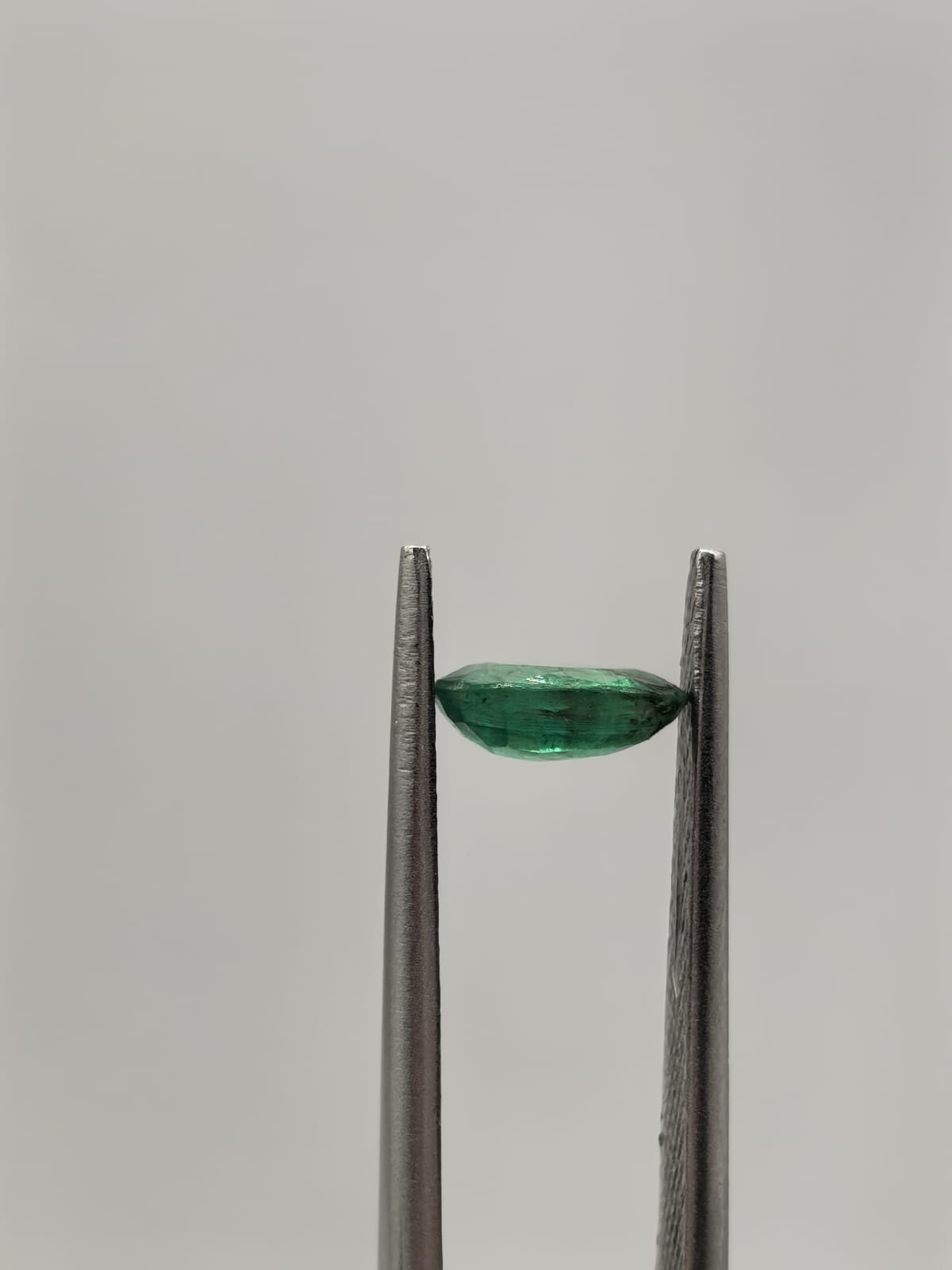 Esmeralda colombiana ovalada de 0.65ct