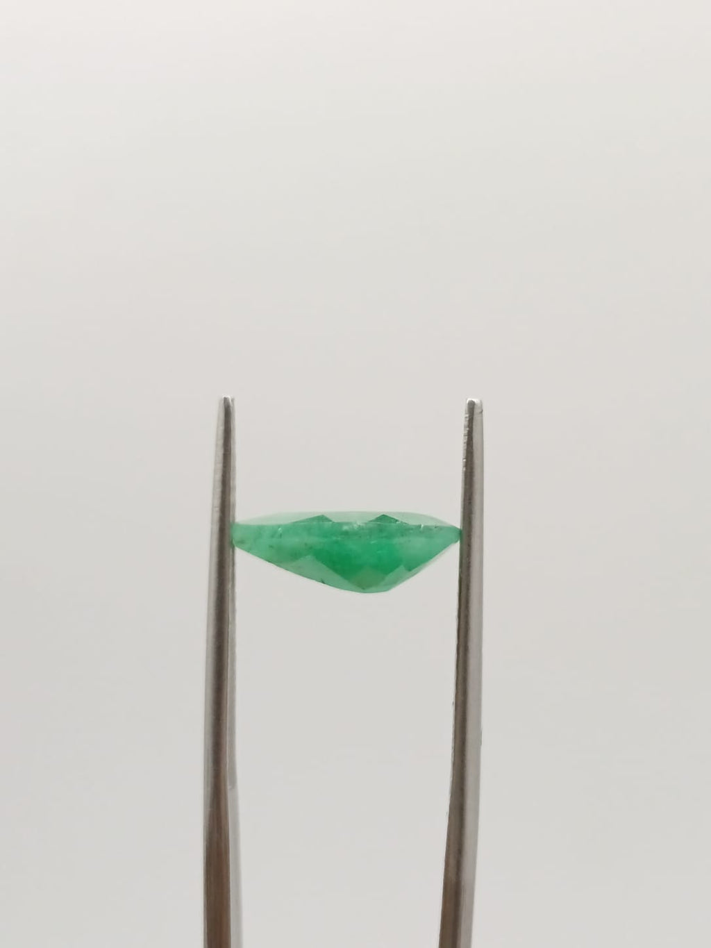 Esmeralda brasileña forma de gota 1.96ct