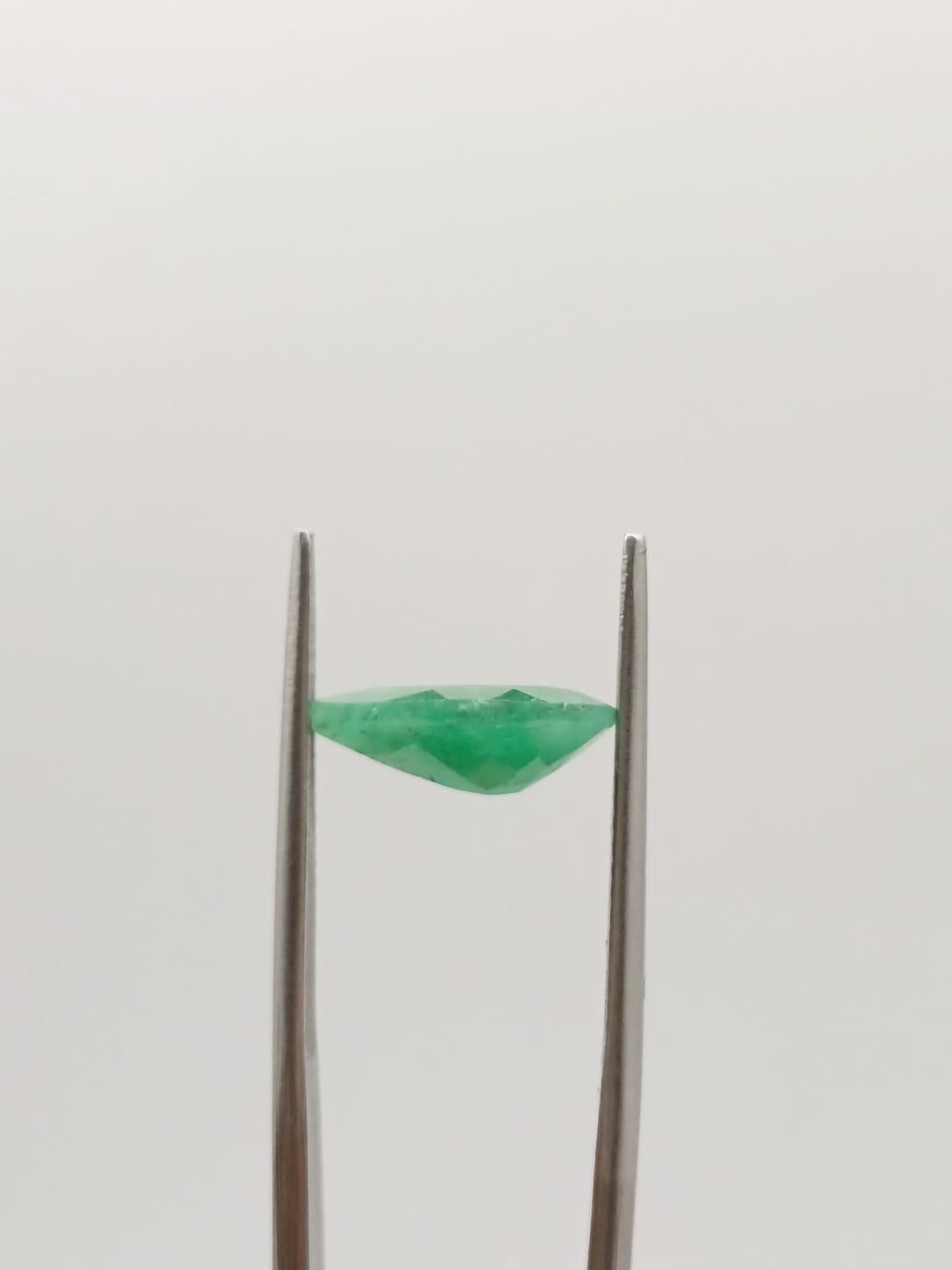 Esmeralda brasileña forma de gota 1.96ct