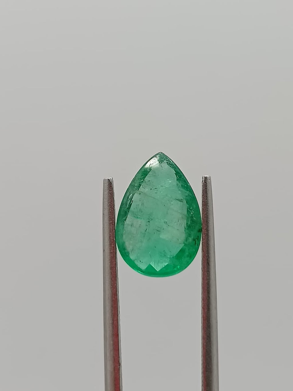 Esmeralda colombiana forma de gota de 1.98ct