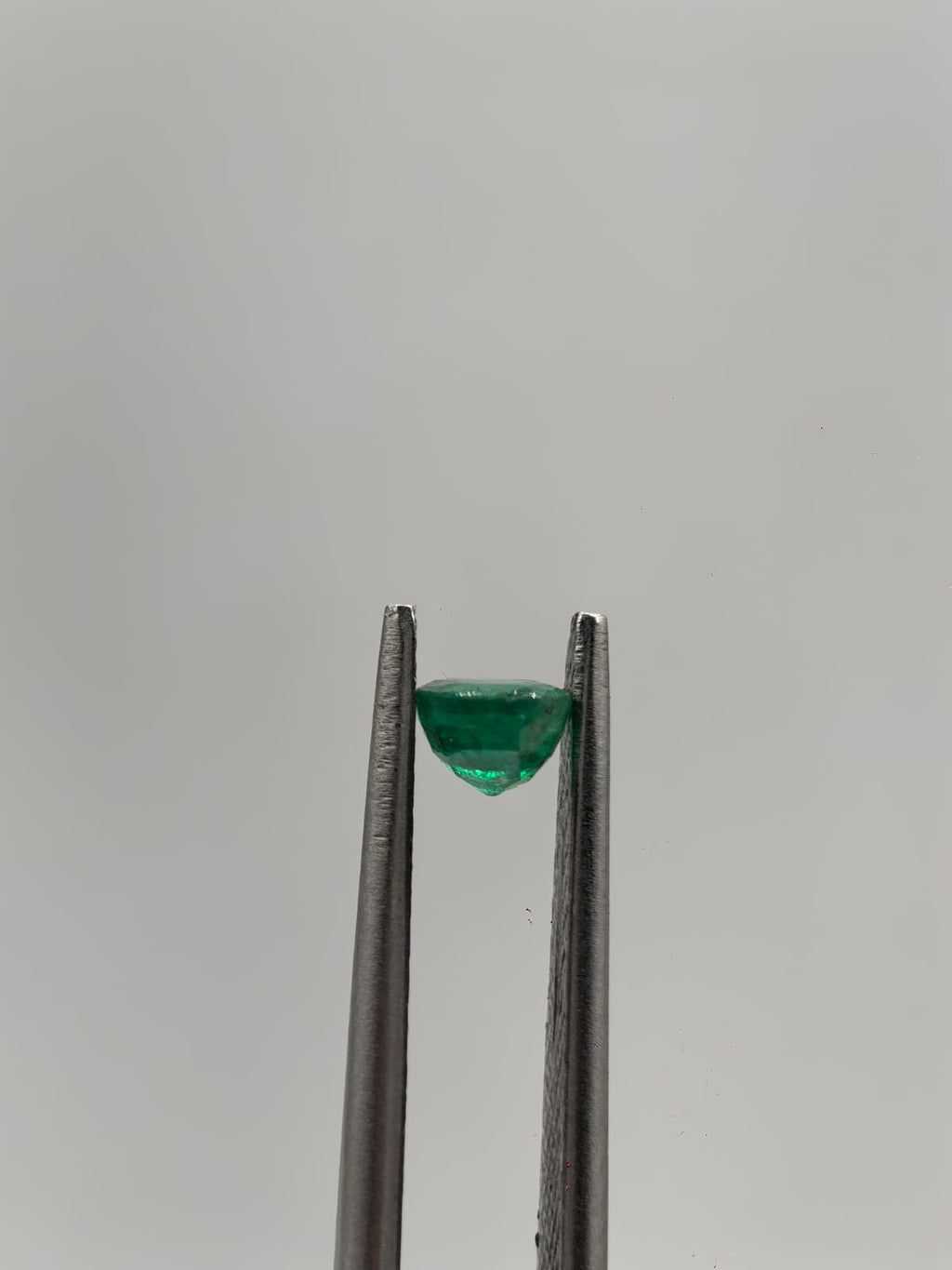 Esmeralda colombiana ovalada de 0.48ct