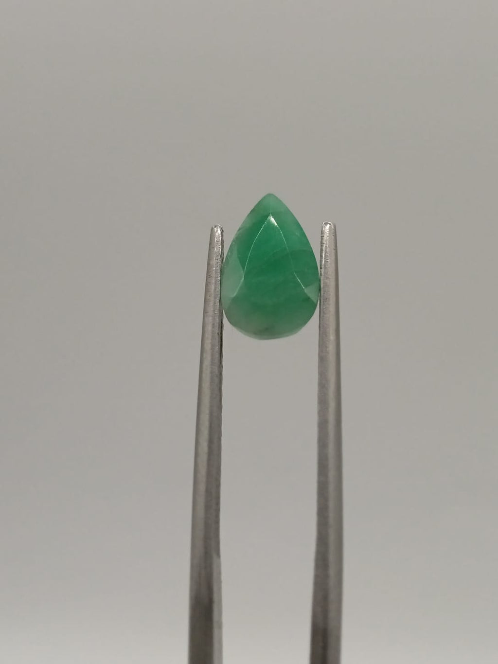Esmeralda brasileña forma de gota de 1.43ct